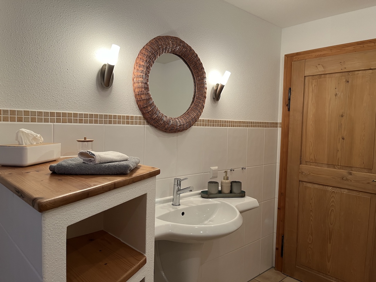 Modernes Badezimmer mit Dusch-/Badewanne