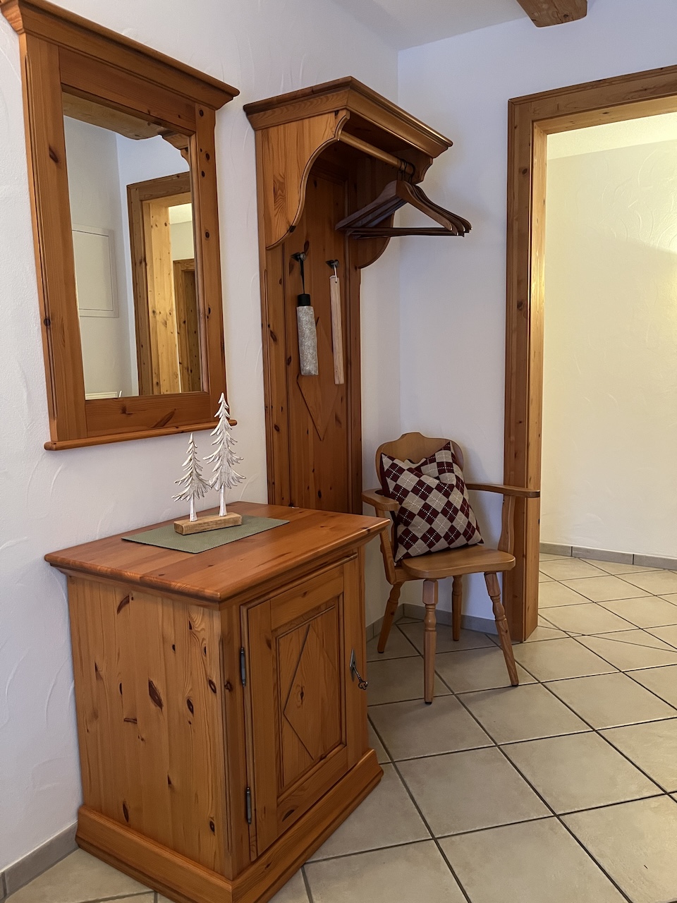 Großzügiger Eingangsbereich mit Garderobe