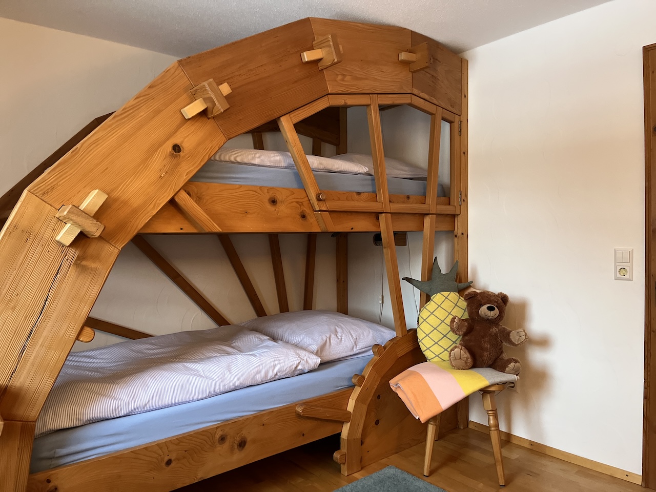 Kinderzimmer mit Stockbett und Schlafsessel für bis zu 3 Kinder
