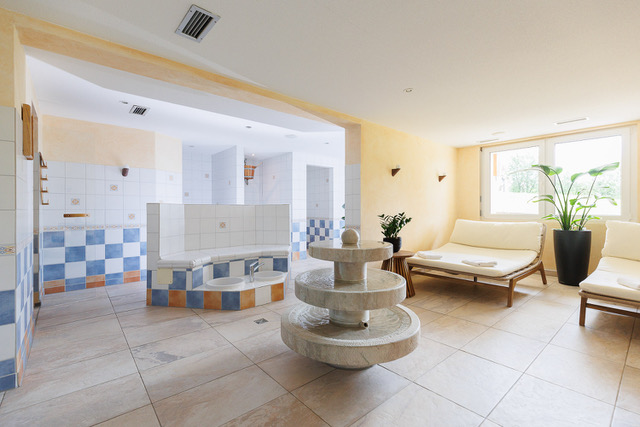 Spa-Bereich mit Ruhebereich, Regendusche und Außenbereich