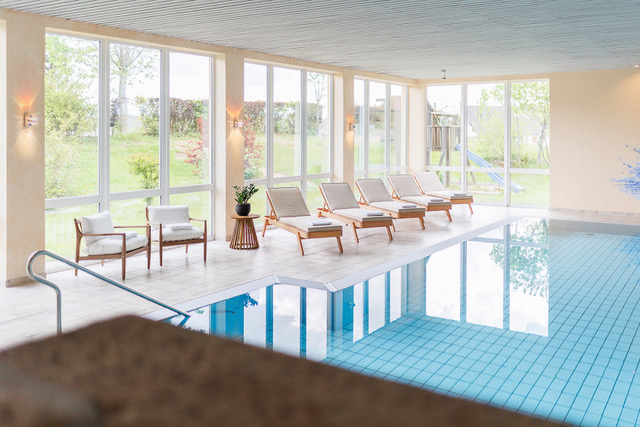Indoor-Schwimmbecken (12x6m) mit ca. 28°C