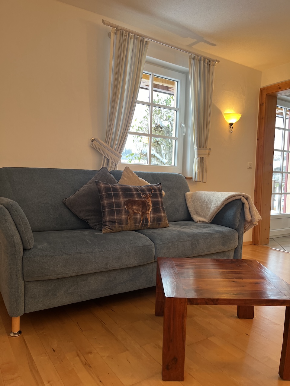 Gemütliches Wohnzimmer mit TV und bequemem Sofa